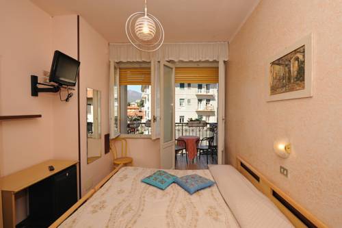 Imagen de la habitación del Hotel Elena, Binda. Foto 7