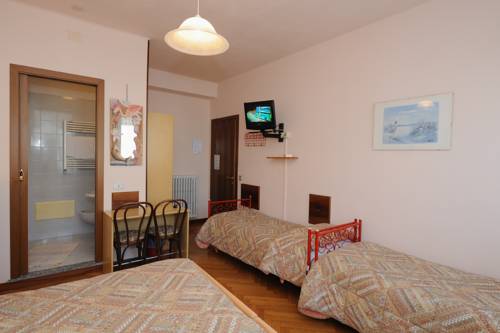 Imagen de la habitación del Hotel Elena, Binda. Foto 8