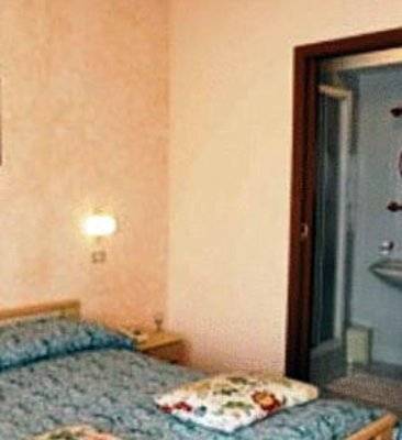 Imagen de la habitación del Hotel Elena, Binda. Foto 9