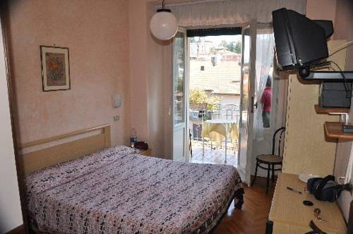 Imagen de la habitación del Hotel Elena, Binda. Foto 10
