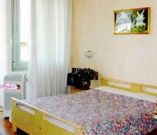 Imagen de la habitación del Hotel Elena, Binda. Foto 11