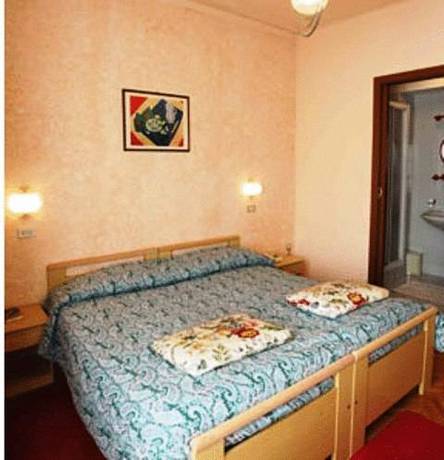 Imagen de la habitación del Hotel Elena, Binda. Foto 12