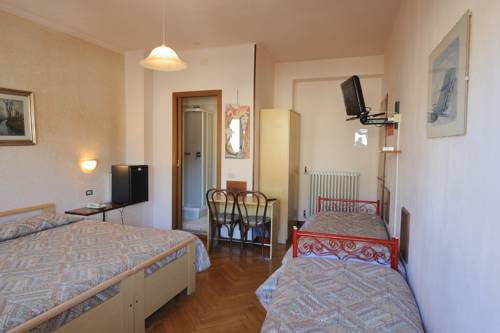 Imagen de la habitación del Hotel Elena, Binda. Foto 13