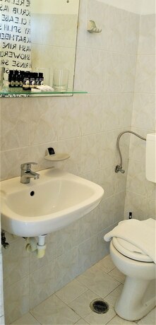 Imagen general del Hotel Eleni Apartments Sant George Beach. Foto 7