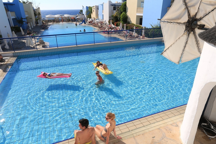 Imagen de la piscina del Hotel Eleni Holiday Village. Foto 16