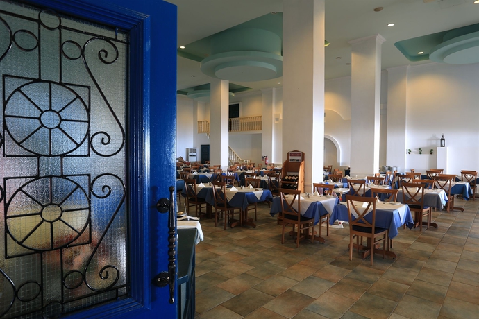 Imagen del bar/restaurante del Hotel Eleni Holiday Village. Foto 5