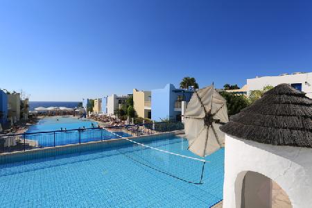 Imagen de la piscina del Hotel Eleni Tourist Village. Foto 5