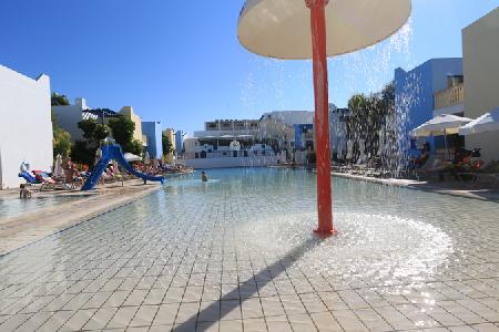 Imagen de la piscina del Hotel Eleni Tourist Village. Foto 6