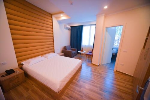 Imagen de la habitación del Hotel Elesio. Foto 8