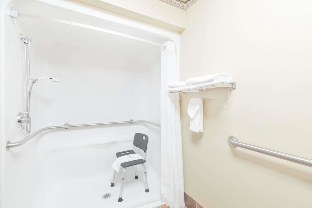 Imagen de la habitación del Hotel Elevation Inn & Suites, Trademark Collection by Wyndham. Foto 13