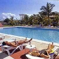 Imagen de la piscina del Hotel Elguea. Foto 3