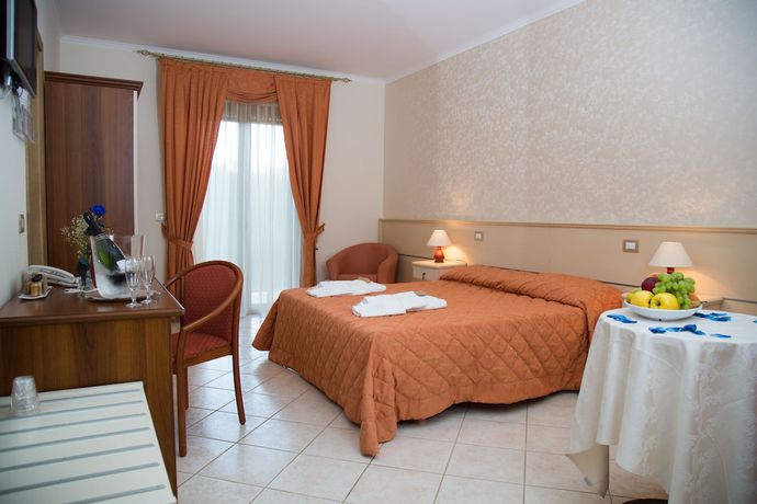 Imagen de la habitación del Hotel Elia. Foto 10