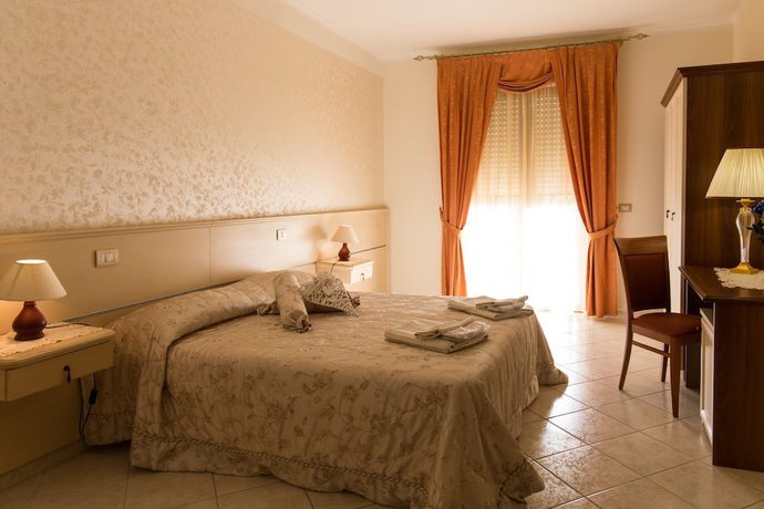 Imagen de la habitación del Hotel Elia. Foto 13