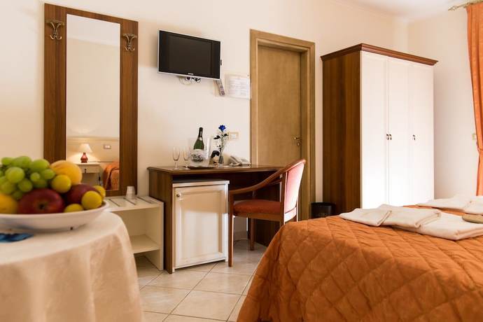 Imagen de la habitación del Hotel Elia. Foto 14