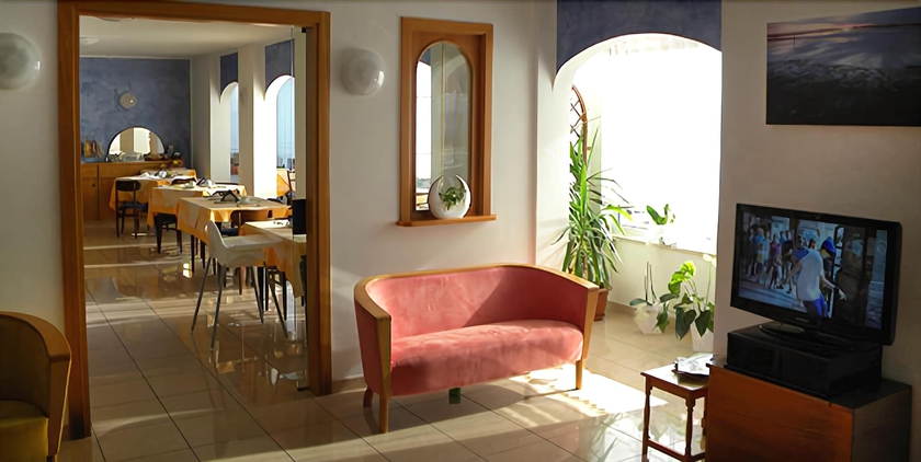 Imagen de los interiores del Hotel Eliani. Foto 19