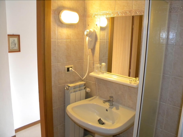 Imagen de la habitación del Hotel Eliani. Foto 16