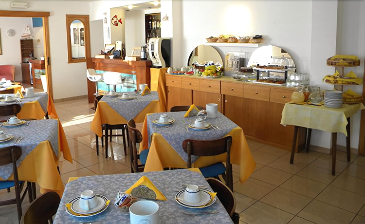 Imagen del bar/restaurante del Hotel Eliani. Foto 2