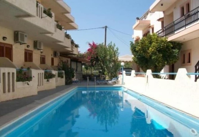 Imagen de la piscina del Hotel Elida. Foto 14