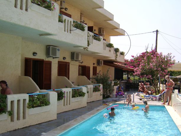 Imagen de la piscina del Hotel Elida. Foto 17