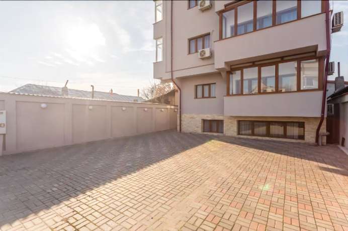 Imagen de los exteriores del Hotel Elisabeta. Foto 10