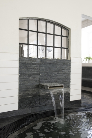 Imagen de la piscina del Hotel Elisefarm. Foto 12