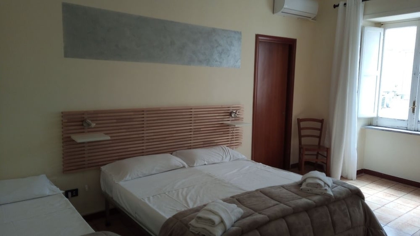 Imagen de la habitación del Hotel Eliseo Napoli. Foto 14