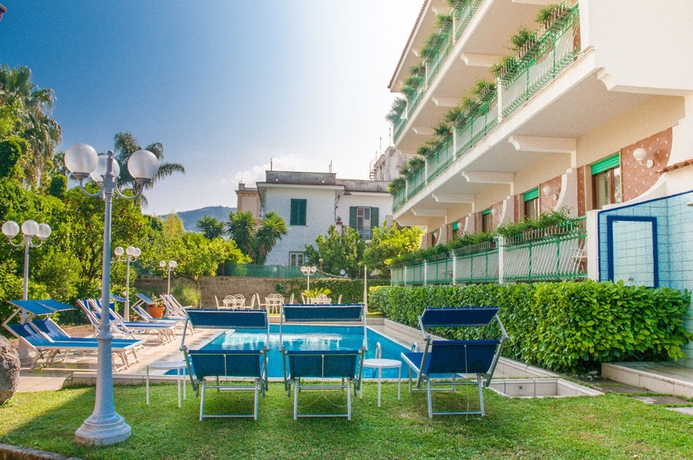 Imagen de la piscina del Hotel Eliseo Park's. Foto 13