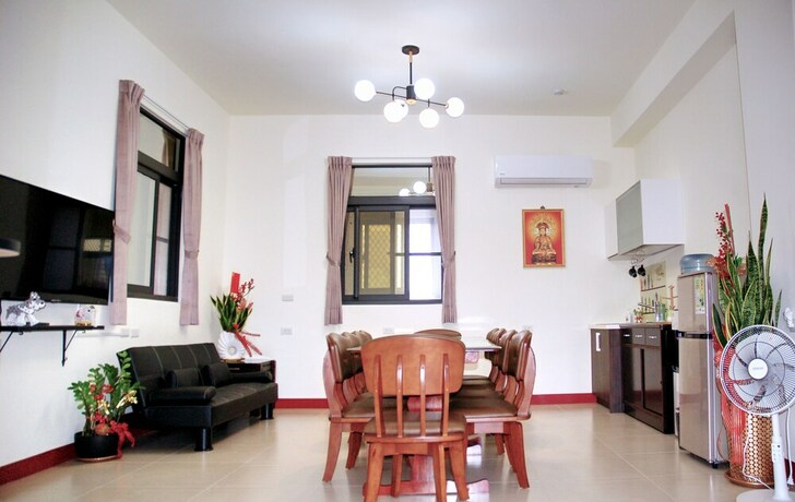 Imagen de los interiores del Hotel Eliza Inn. Foto 30