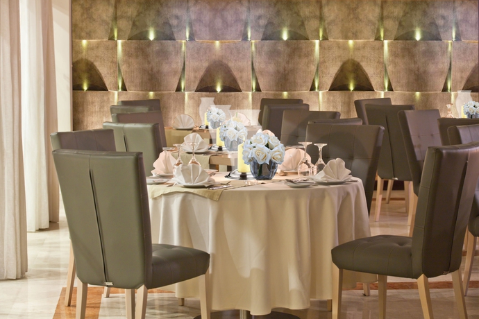 Imagen del bar/restaurante del Hotel Ella Elyra - Adults Only. Foto 5