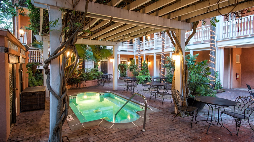 Imagen de la piscina del Hotel Elliott House Inn. Foto 16