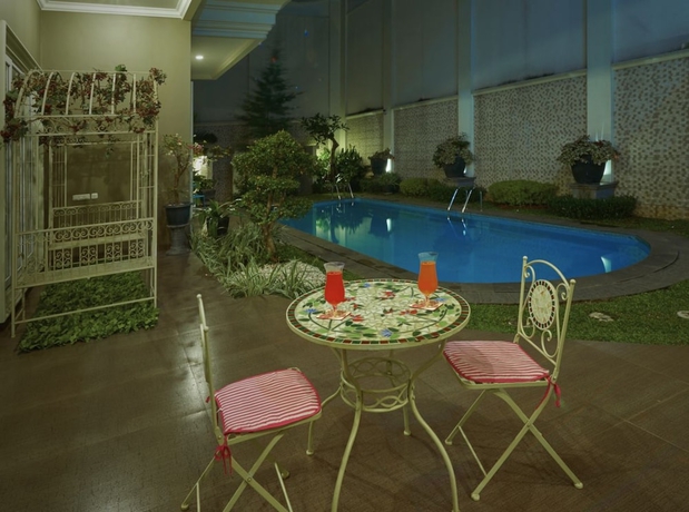 Imagen del bar/restaurante del Hotel Elliottii Residence Duta Niaga. Foto 5