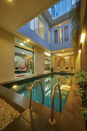 Imagen de la piscina del Hotel Elliottii Residence Pondok Hijau. Foto 7