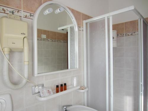 Imagen de la habitación del Hotel Ellymar. Foto 6