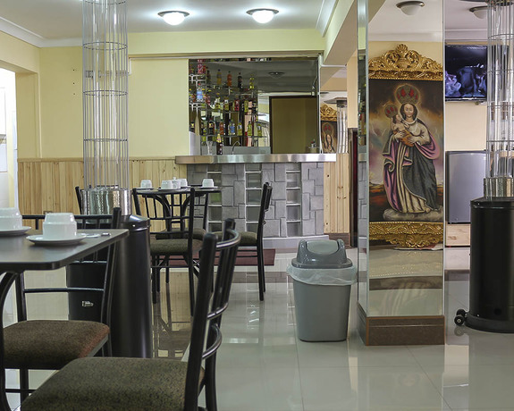 Imagen del bar/restaurante del Hotel Elmer-z. Foto 4