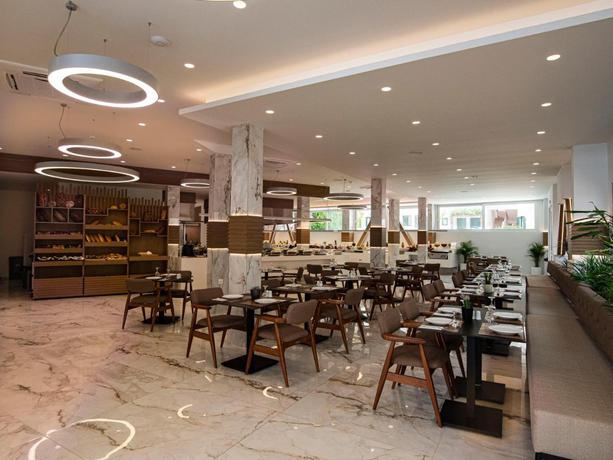 Imagen del bar/restaurante del Hotel Elmi Suites Beach. Foto 1