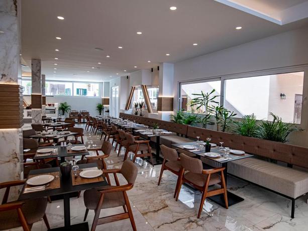 Imagen del bar/restaurante del Hotel Elmi Suites Beach. Foto 2