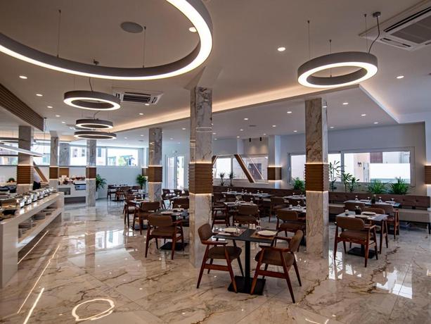 Imagen del bar/restaurante del Hotel Elmi Suites Beach. Foto 3