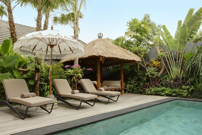 Imagen de la piscina del Hotel Elok Villas. Foto 18