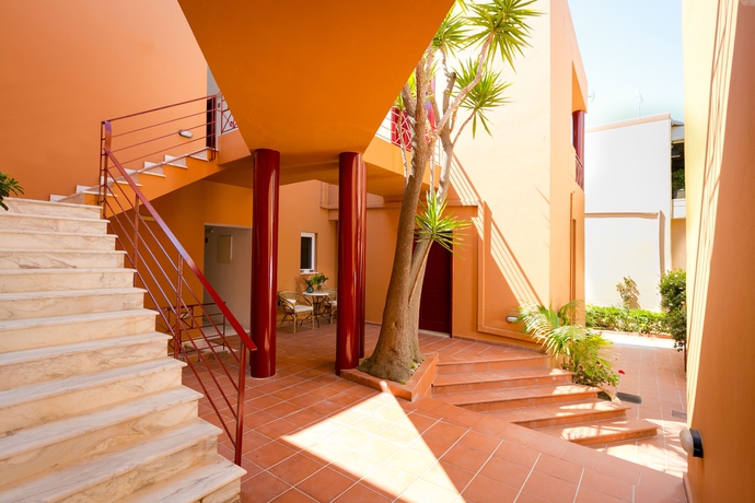 Imagen de los exteriores del Hotel Elotia. Foto 10