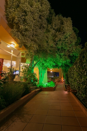 Imagen de los exteriores del Hotel Elotia. Foto 12