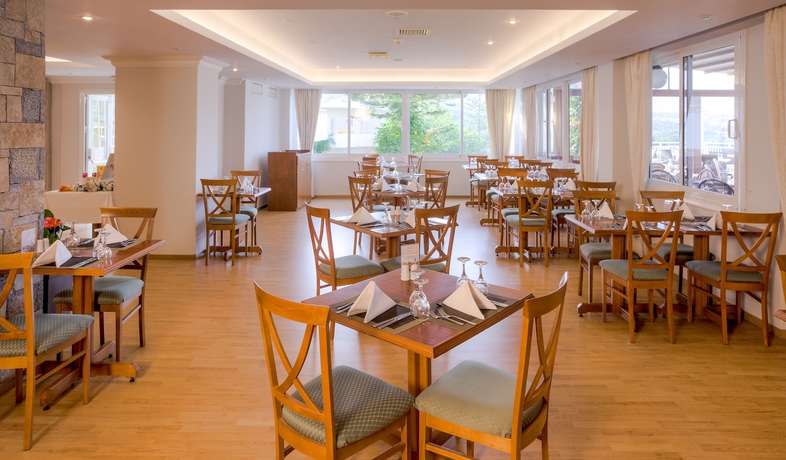 Imagen del bar/restaurante del Hotel Elounda Breeze Resort - All Inclusive. Foto 2