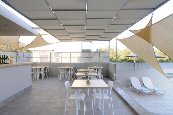 Imagen del bar/restaurante del Hotel Elounda Garden Suites. Foto 3