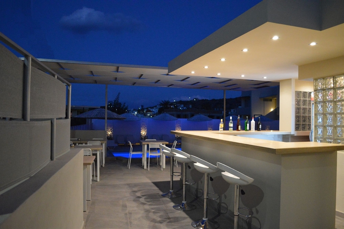 Imagen de la piscina del Hotel Elounda Garden Suites. Foto 14