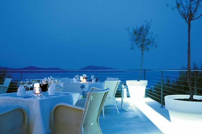 Imagen del bar/restaurante del Hotel Elounda Gulf Villas By Sandglass. Foto 2