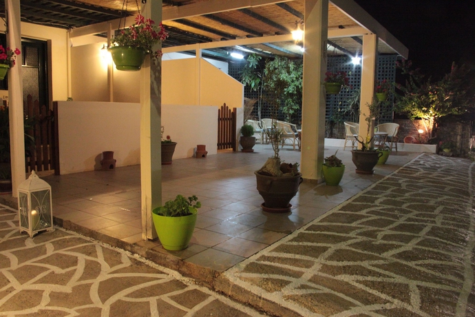 Imagen de los exteriores del Hotel Elounda Olive Garden Studios. Foto 9
