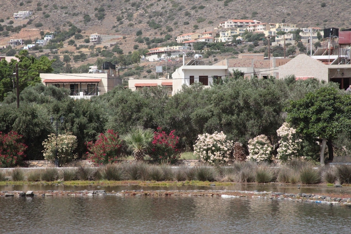 Imagen de los exteriores del Hotel Elounda Olive Garden Studios. Foto 13
