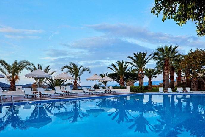 Imagen de la piscina del Hotel Elounda Palm. Foto 14