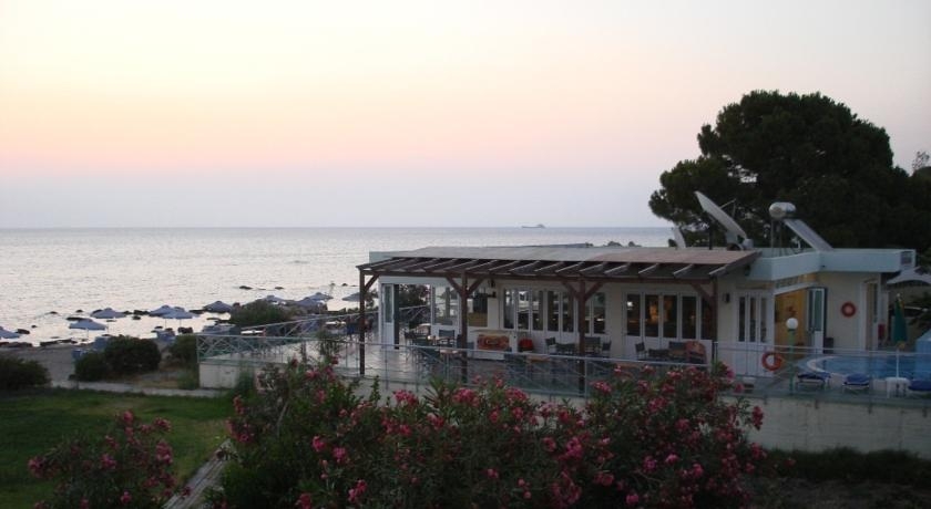 Imagen del bar/restaurante del Hotel Elpida Beach Studios. Foto 1