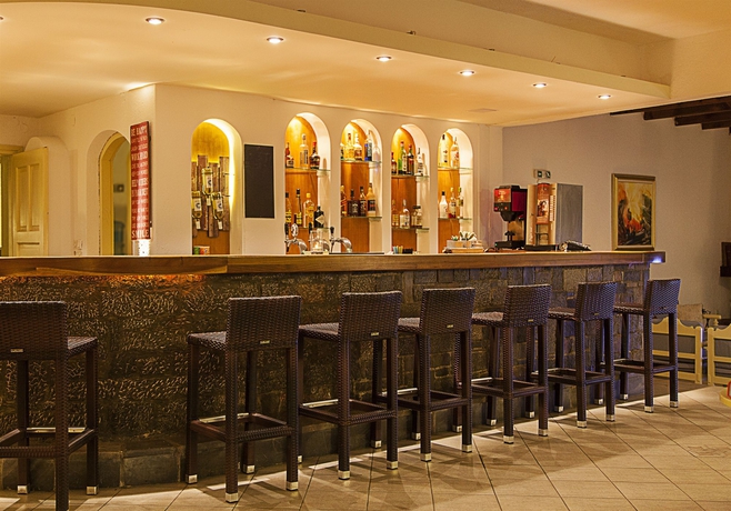 Imagen del bar/restaurante del Hotel Elpida Village. Foto 3