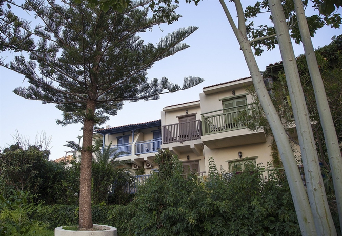 Imagen de los exteriores del Hotel Elpida Village. Foto 10